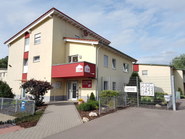 Verwaltungs-und-Wohnhaus-Eingang